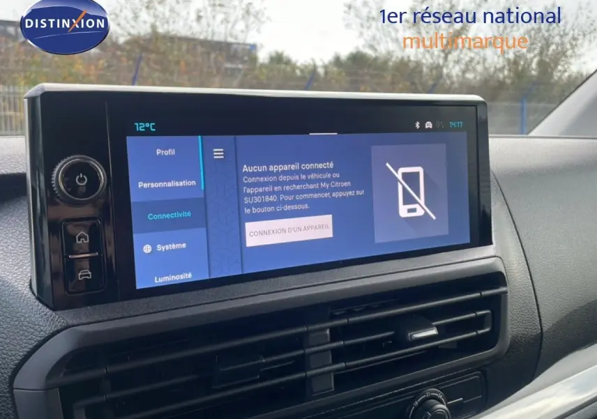 Écran tactile central du tableau de bord du Citroën Jumpy gris titane, affichant le menu de connectivité.