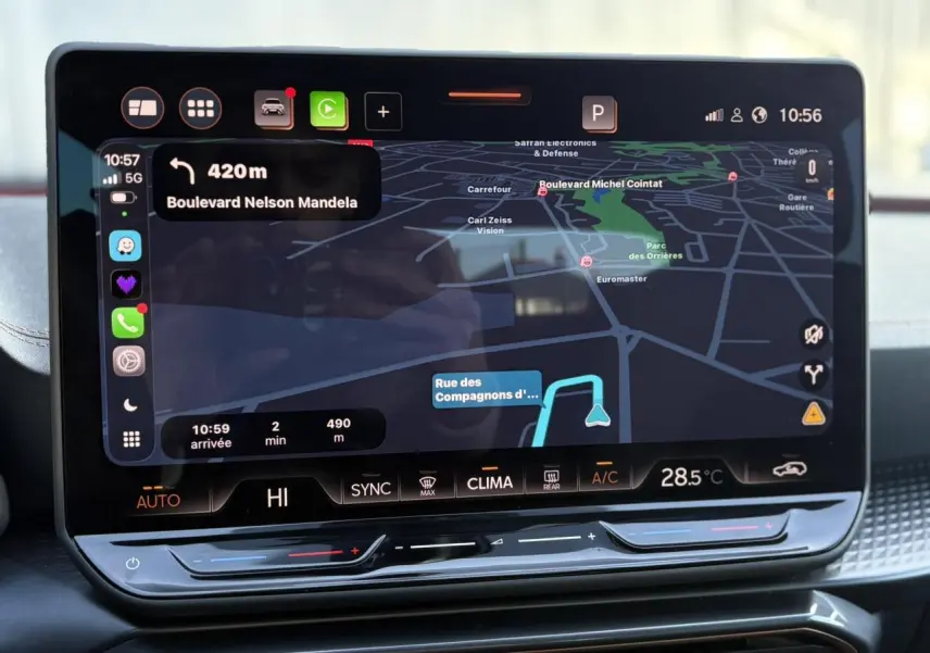 Écran tactile HD 12,9'' du système de navigation du CUPRA Leon 2025, affichant une carte en mode nuit.