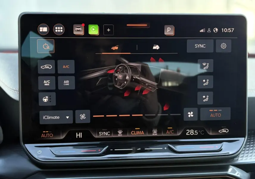 Écran tactile HD 12,9" du système d'info-divertissement du CUPRA Leon 2025 affichant les réglages de climatisation.