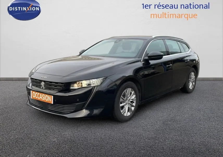 Peugeot 508 SW noire vue en 3/4 avant droit, avec phares allumés et jantes alliage argentées.