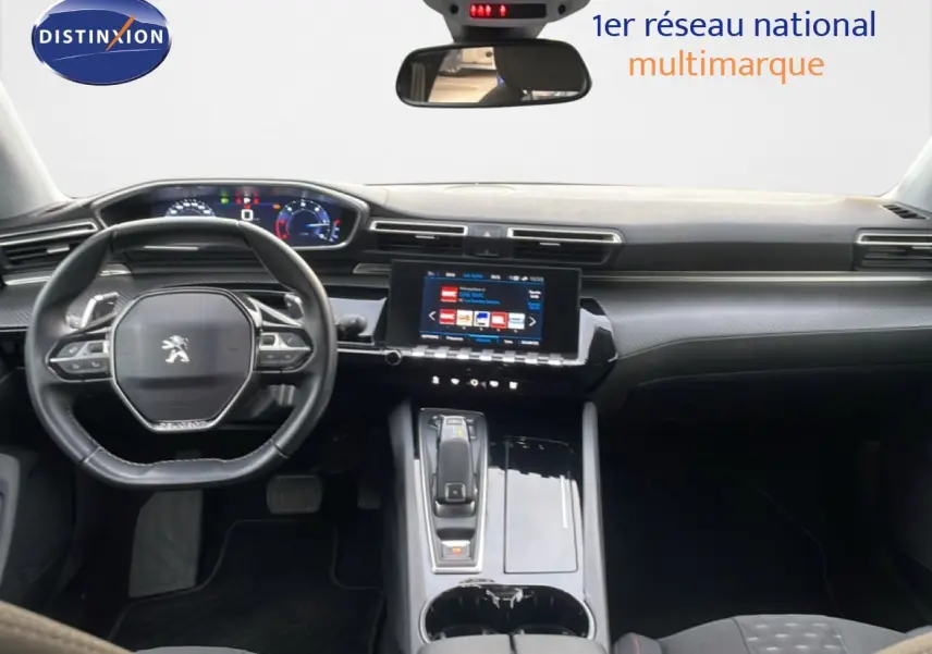 Vue intérieure frontale du tableau de bord et volant noir de la Peugeot 508 SW 1.5 BlueHDi 2021 avec écran tactile central.