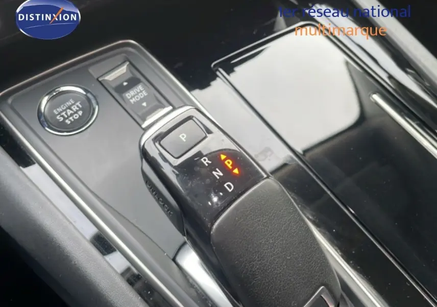 Gros plan sur la console centrale de la Peugeot 508 SW noire, montrant le levier de vitesse automatique et le bouton start/stop.