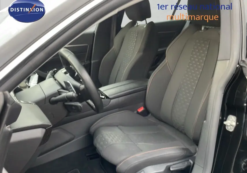 Vue intérieure côté conducteur du Peugeot 508 SW noir Perla Nera, mettant en valeur les sièges en tissu noir avec surpiqûres contrastées.