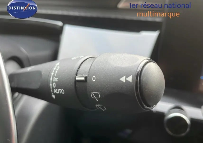 Gros plan sur la manette d’essuie-glace intérieure d’une Peugeot 508 SW noire, avec commandes visibles.