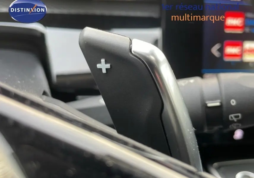 Gros plan sur la palette de changement de vitesse "+" côté droit du volant d'une Peugeot 508 SW noire.