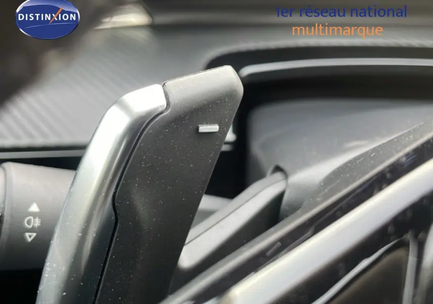 Gros plan sur la palette de changement de vitesse côté droit dans l’habitacle d’une Peugeot 508 SW noire.