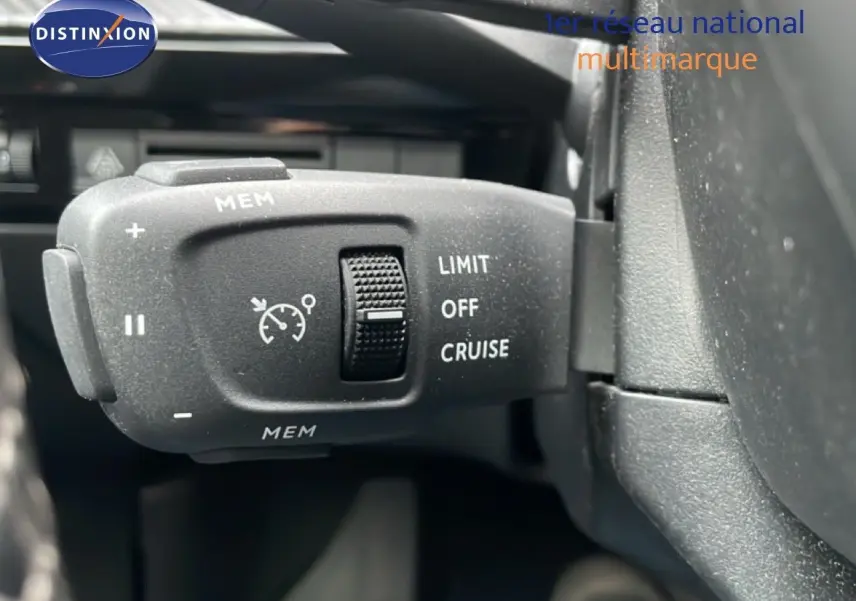 Gros plan sur la commande de régulateur de vitesse du Peugeot 508 SW noir Perla Nera, côté gauche du volant.