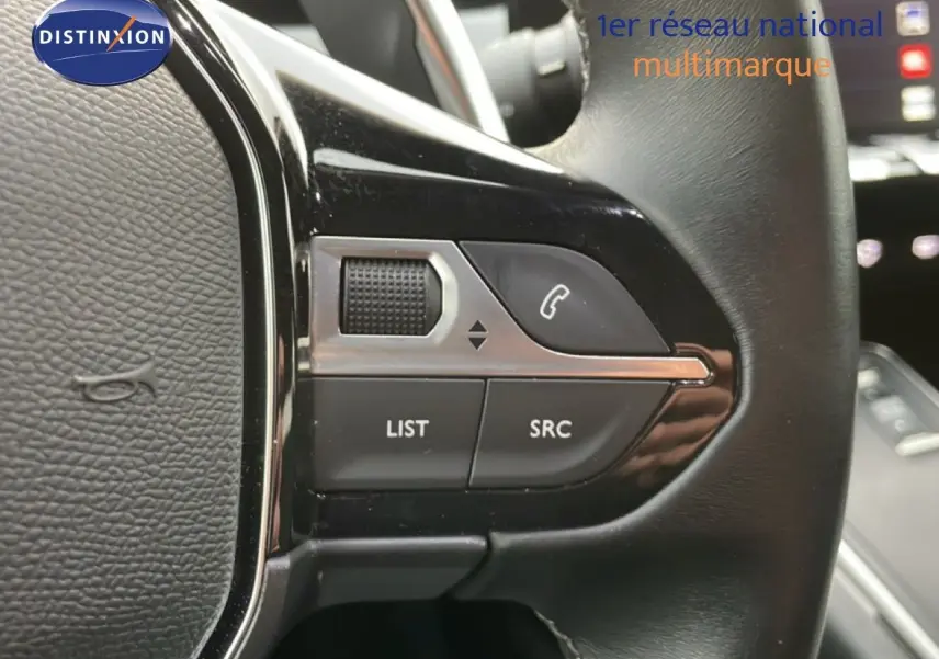 Gros plan sur les commandes gauche du volant cuir noir de la Peugeot 508 SW 1.5 BlueHDi 130ch de 2021.