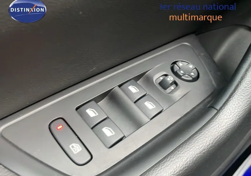 Gros plan sur les commandes des vitres électriques côté conducteur d'une Peugeot 508 SW noire, avec bouton de verrouillage activé.