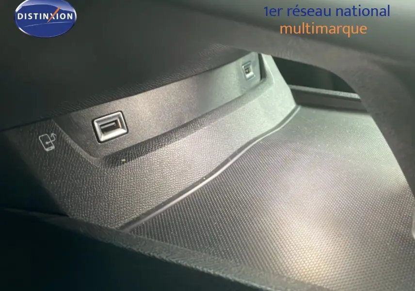 Gros plan sur la prise USB dans l’habitacle noir de la Peugeot 508 SW 1.5 BlueHDi 2021.