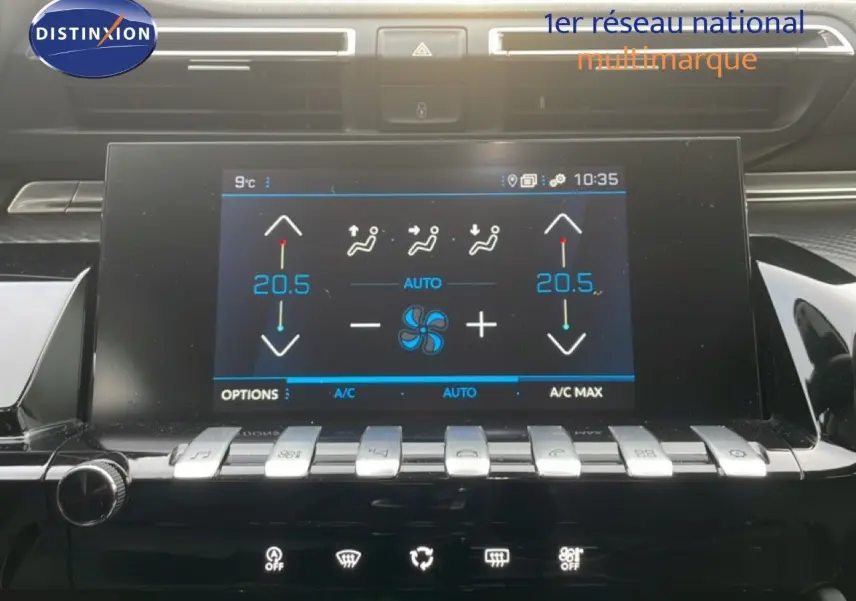 Écran tactile central de la Peugeot 508 SW noir Perla Nera, affichant la climatisation automatique à 20,5°C.