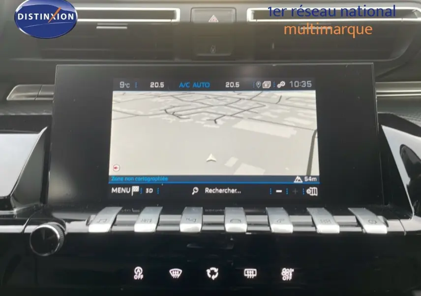 Vue rapprochée du tableau de bord noir du Peugeot 508 SW 2021, avec écran tactile affichant la navigation GPS.