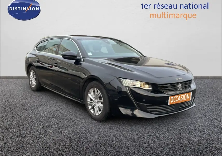 Peugeot 508 SW noire vue 3/4 avant droit, avec calandre distinctive et jantes alliage argentées.