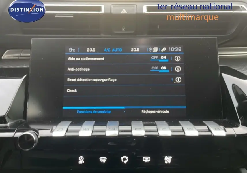 Vue rapprochée de l’écran tactile central noir du Peugeot 508 SW 2021 avec commandes et affichage des aides à la conduite.