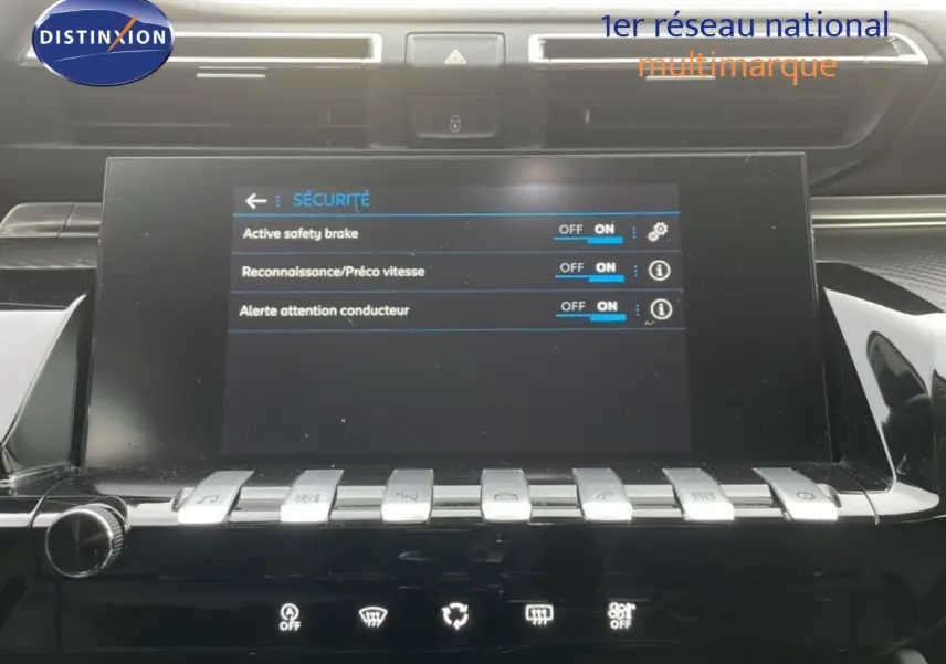 Vue rapprochée de l’écran tactile central du Peugeot 508 SW noir Perla Nera, affichant les réglages de sécurité.