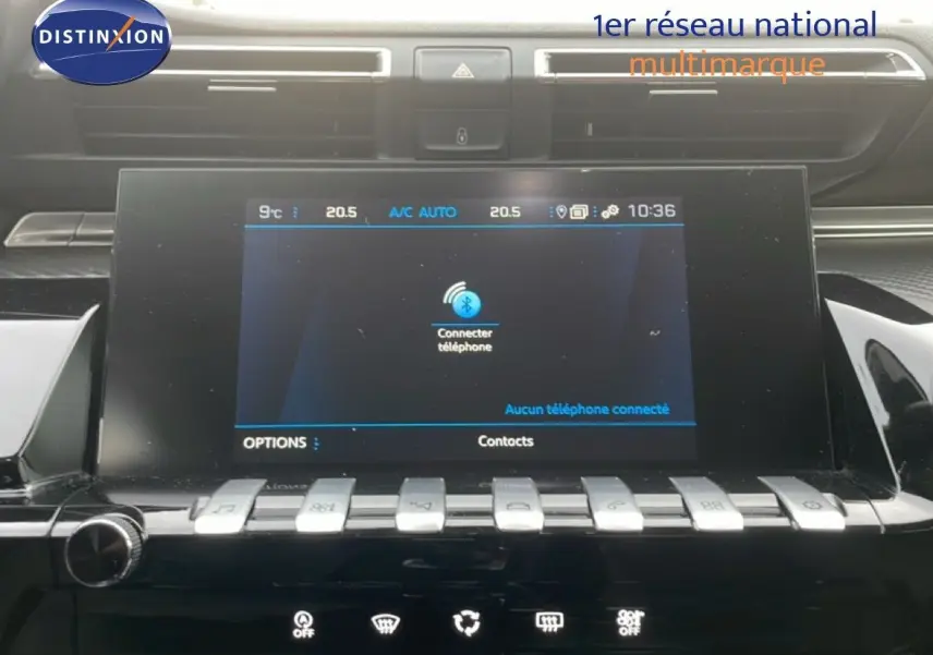 Vue rapprochée de l'écran tactile central et des commandes piano de la Peugeot 508 SW noire, intérieur moderne et épuré.