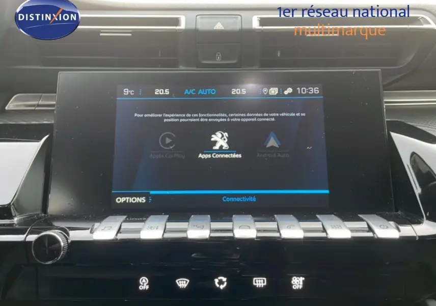 Écran tactile central du Peugeot 508 SW noir Perla Nera, affichant les options de connectivité et climatisation automatique.