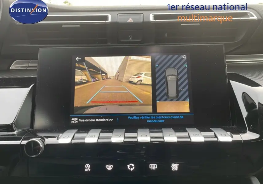 Écran central de la Peugeot 508 SW noir Perla Nera, affichant la caméra de recul et l’aide au stationnement.