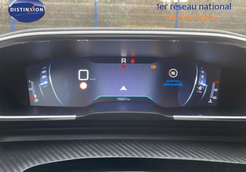 Tableau de bord numérique de Peugeot 508 SW 2021, affichage du compteur et indicateurs en vue frontale.