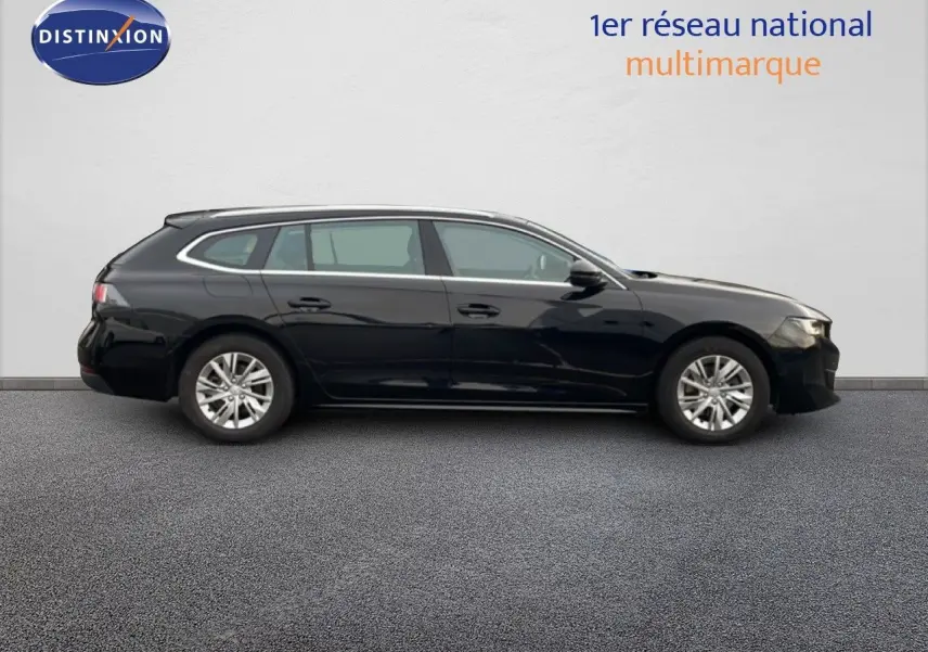 Profil côté gauche d'une Peugeot 508 SW noire Perla Nera métal, break diesel de 2021 avec jantes argentées.