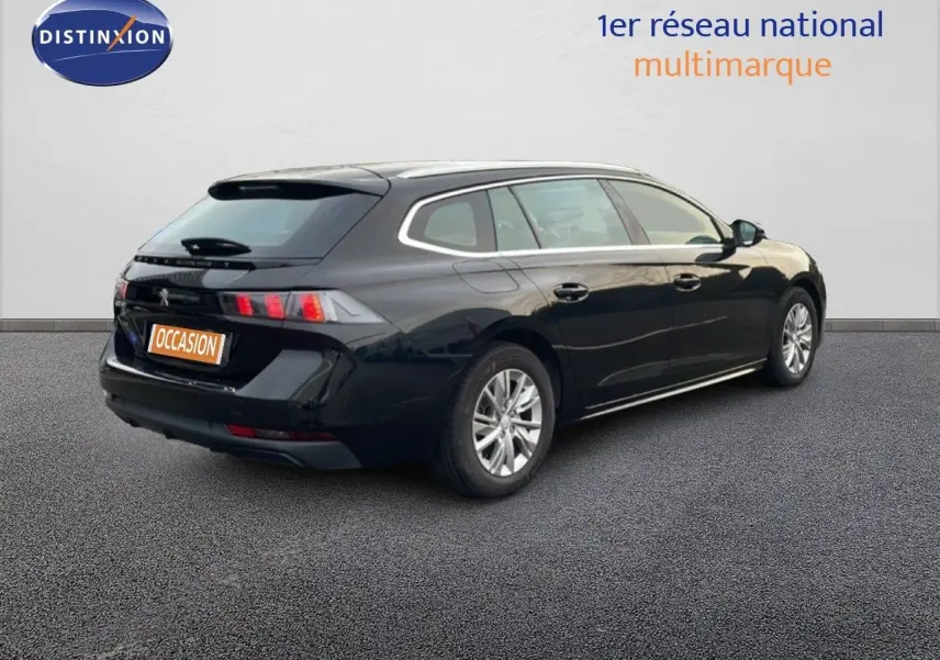 Peugeot 508 SW noire vue en 3/4 arrière droit, soulignant ses lignes élégantes et ses feux arrière distinctifs.