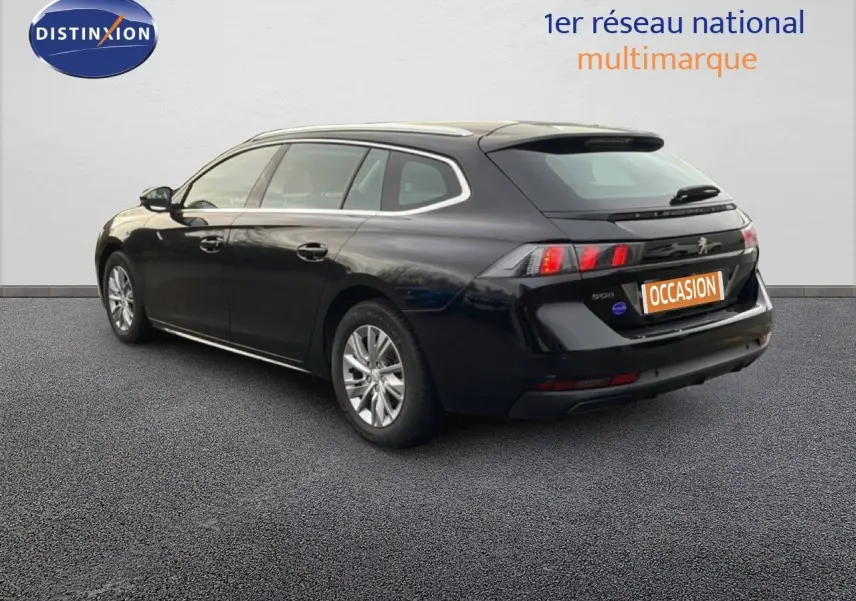 Peugeot 508 SW noire vue 3/4 arrière droit, break diesel avec jantes alliage et feux arrière LED distinctifs.