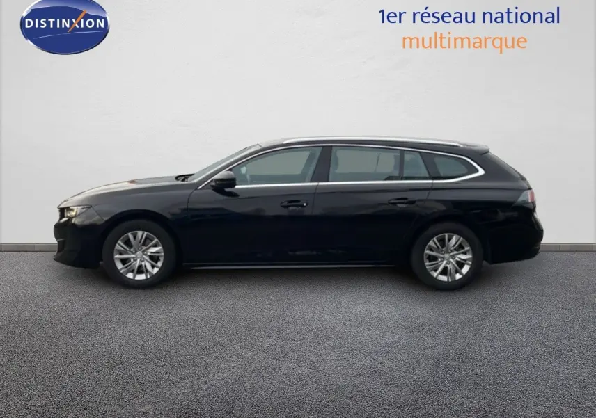 Profil côté gauche d'une Peugeot 508 SW noire Perla Nera 2021, break élégant avec jantes alliage et lignes fluides.