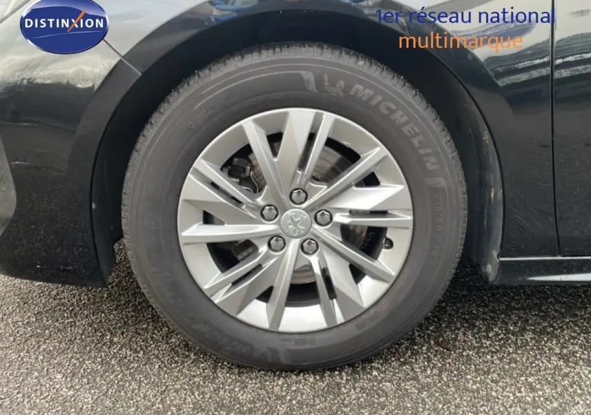 Gros plan sur la roue avant gauche de la Peugeot 508 SW noire, mettant en valeur la jante alliage et le pneu Michelin.