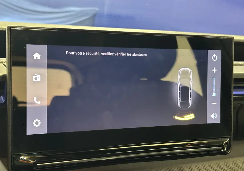 Écran tactile central de la Citroën C3 Turbo 100 PLUS gris Artense montrant l'alerte radar de proximité arrière.
