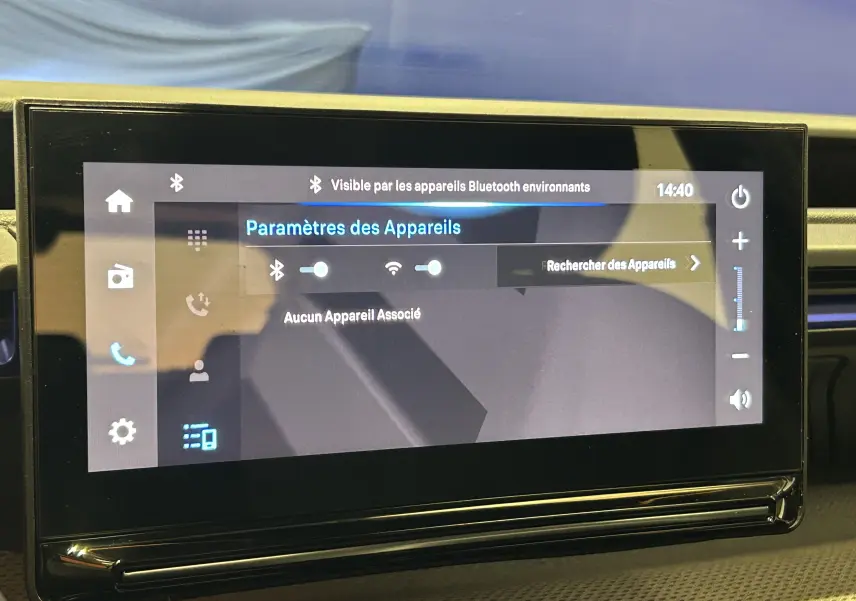 Écran tactile central de la Citroën C3 Turbo 100 PLUS gris Artense, affichant les paramètres Bluetooth.