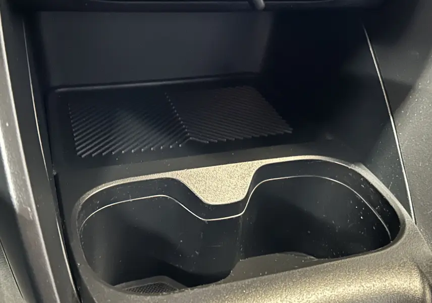 Gros plan sur le porte-gobelets et le rangement central intérieur de la Citroën C3 Turbo 100 Plus Gris Artense.