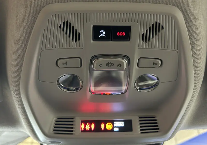 Vue en contre-plongée du plafonnier gris clair de la Citroën C3 Turbo 100 PLUS avec boutons SOS et éclairage intérieur.