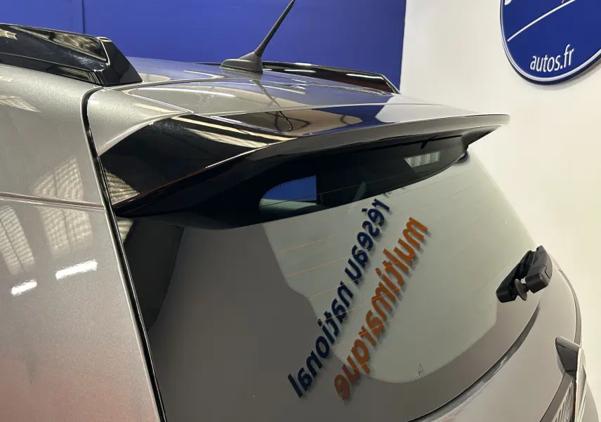 Vue arrière rapprochée du toit et lunette arrière d'une Citroën C3 gris Artense avec aileron noir brillant.