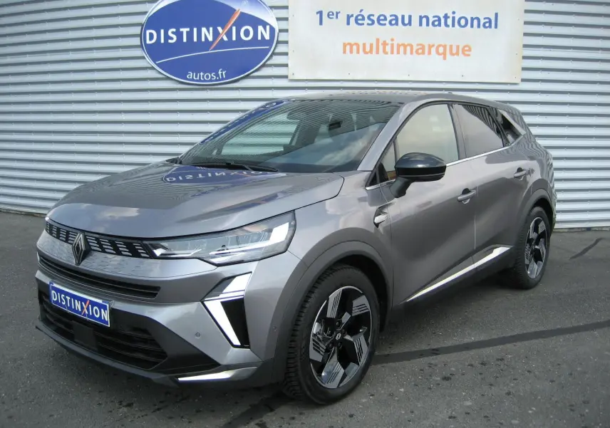 Renault Symbioz gris cassiopée en 3/4 avant droit, SUV hybride avec calandre moderne et jantes bicolores distinctives.