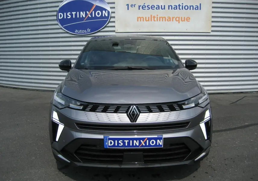 Vue frontale du Renault Symbioz gris cassiopée avec éclairage LED distinctif et calandre moderne.