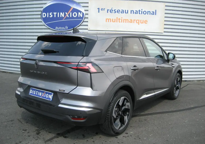 Vue 3/4 arrière droite d'une Renault SYMBIOZ gris cassiopée, avec feux arrière LED et jantes bi-ton distinctives.