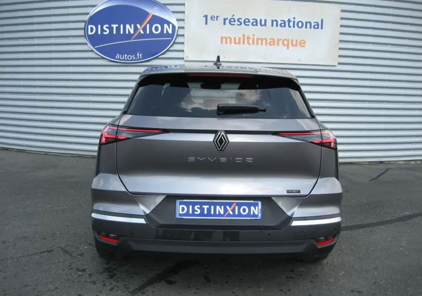Vue arrière d'une Renault Symbioz gris cassiopée, avec feux arrière LED fins et logo central distinctif.