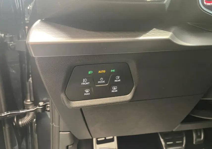 Détail du tableau de bord noir avec commandes d’éclairage automatiques dans une CUPRA Leon gris 2026.