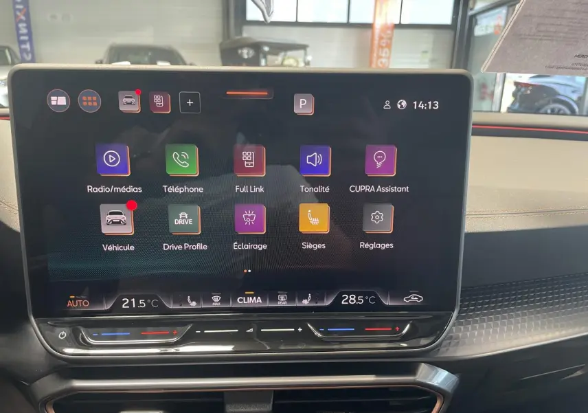 Écran tactile HD 12,9'' du système d'info-divertissement dans l'habitacle du CUPRA Leon gris, vue frontale rapprochée.