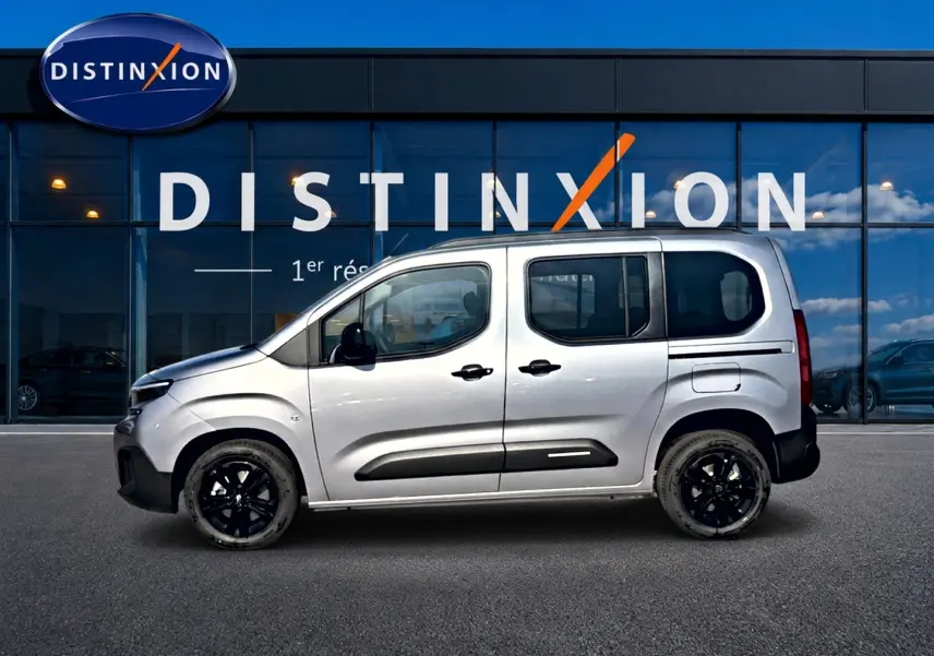 Profil droit du Citroën Berlingo Steel Grey 2026 avec jantes noires et barres de toit visibles.
