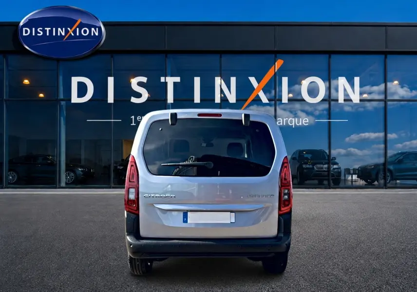 Vue arrière d'un Citroën Berlingo Steel Grey 2026, avec vitres teintées et feux arrière verticaux visibles.