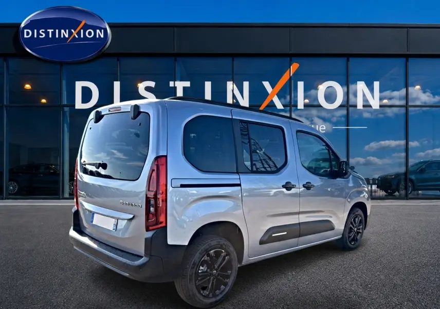 Vue 3/4 arrière droite d’un Citroën Berlingo Steel Grey 2026 avec portes latérales vitrées et jantes alu noires.