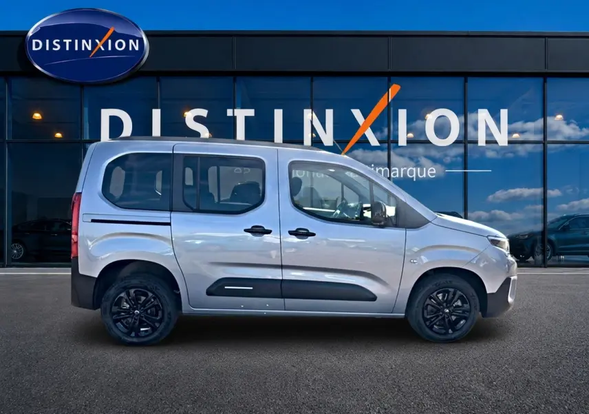 Profil droit du Citroën Berlingo Steel Grey 2026 avec portes coulissantes et jantes noires.