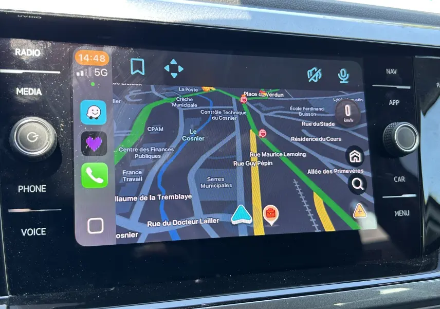 Écran tactile central du Volkswagen Taigo TSI 110 DSG7 Style 2022 affichant une navigation GPS avec carte détaillée.
