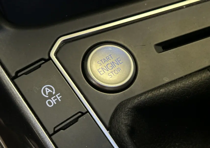 Bouton Start Engine Stop et commande arrêt auto start dans l'habitacle du Volkswagen Taigo blanc Pur 2022.