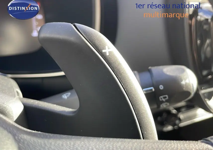 Gros plan sur la palette de changement de vitesse droite dans l'habitacle d'une Citroën C5 Aircross bleu Eclipse Metal.