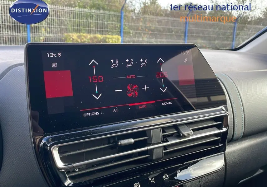 Vue intérieure du tableau de bord du Citroën C5 Aircross 2025 avec écran tactile et commandes de climatisation digitales.