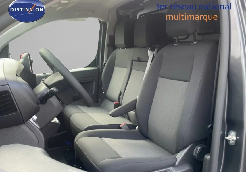 Vue intérieure côté gauche montrant les sièges avant noirs du Citroën Jumpy Van Long L3 gris titane.