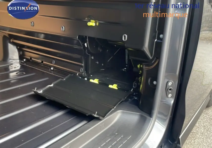 Vue intérieure du coffre côté droit du Citroën Jumpy Van Long L3 gris titane métal avec compartiment ouvert.