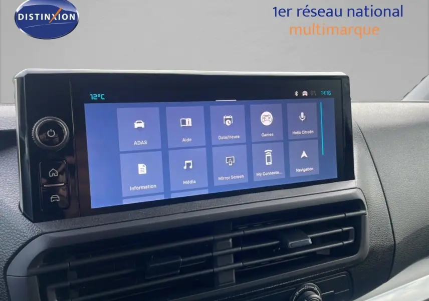 Écran tactile central du tableau de bord du Citroën Jumpy gris titane, affichant les options multimédia et navigation.